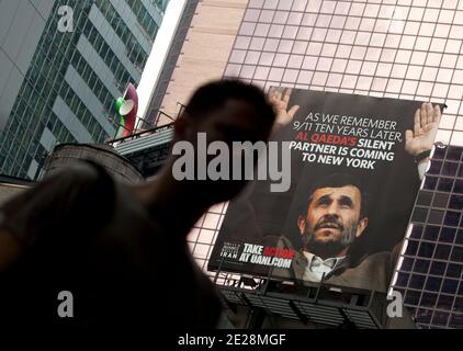 Il gruppo United Against Nuclear Iran (UANI) ha pubblicato un cartellone nel distretto di Times Square per protestare contro il presidente della Columbia University Lee Bollinger avendo organizzato di partecipare a una cena privata per il presidente iraniano Mahmoud Ahmadinejad con studenti della Columbia. Il tabellone si trova all'angolo tra 7th Avenue e 49th Steet a New York City, NY, USA il 15 settembre 2011. Foto di Andrew Kelly/ABACAPRESS.COM Foto Stock