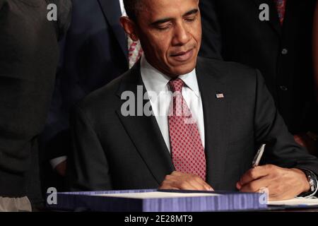 Il presidente degli Stati Uniti Barack Obama firma l'America invents Act alla Thomas Jefferson High School for Science and Technology di Alexandria, Virginia, USA il 16 settembre 2011. L'atto riformerà la legge sui brevetti in modo da concedere un brevetto al primo richiedente piuttosto che al primo inventore e consente all'Ufficio brevetti e commercio degli Stati Uniti, tristemente sottofinanziato, di fissare e potenzialmente mantenere le proprie tasse. Il 16 settembre 2011. Foto di chip Somodevilla/Pool/ABACAPRESS.COM Foto Stock