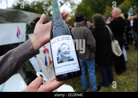 I sostenitori sono visti al presidente del Front National di estrema destra e candidato alle elezioni presidenziali Marine le Pen prima campagna rally a Vaiges, Francia occidentale, 17 settembre 2011. Foto di Nicolas Gouhier/ABACAPRESS.COM Foto Stock