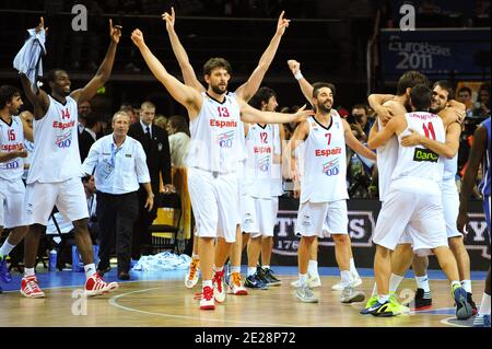 Il giocatore nazionale spagnolo Marc Gasol e i compagni di squadra festeggiano la vittoria dopo la partita finale del Campionato europeo di pallacanestro maschile, Spagna contro Francia a Kaunas, Lituania, il 18 settembre 2011. La Spagna sconfisse la Francia 98-85. La squadra spagnola ha vinto il titolo europeo. Foto di Christophe Guibbaud/ABACAPRESS.COM Foto Stock