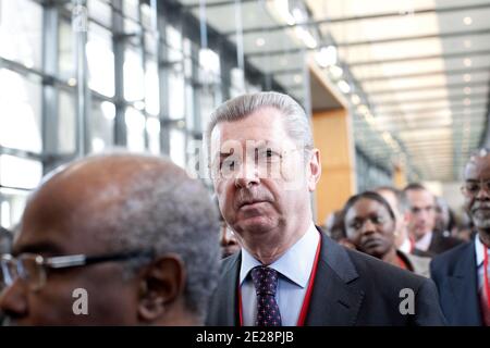 Il ministro francese dello sviluppo internazionale Henri de Raincourt è raffigurato prima di una conferenza stampa, dopo un incontro dei ministri delle finanze della zona franco CFA presso il Ministero delle finanze francese a Parigi, in Francia, il 19 settembre 2011. Foto di Stephane Lemouton/ABACAPRESS.COM Foto Stock