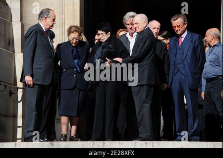 Frederic Mitterrand, Zizi Jeanmaire, Alain Delon e Pierre Berge in occasione di una messa di tributo per il coreografo francese Roland Petit tenutasi alla chiesa di Saint Roch a Parigi, in Francia, il 23 settembre 2011. Foto di Nicolas Briquet/ABACAPRESS.COM Foto Stock