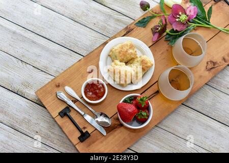 Brunch per la festa della mamma per la colazione celebrativa in camera, servizio in camera. Concetto di foto, sfondo del cibo, primo piano, brunch del fine settimana delle vacanze Foto Stock