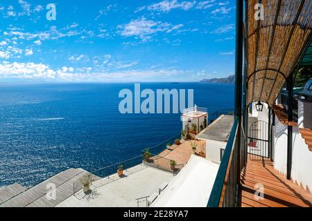 Vista da una terrazza con vista sul Mar Mediterraneo lungo la Costiera Amalfitana vicino a Positano, Italia. Foto Stock