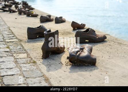 Le scarpe sulle rive del fiume Danubio monumento Alle vittime della repressione nazista eretta il 16 aprile 2005 a Budapest Ungheria Foto Stock