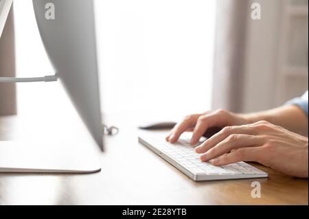 Le dita maschio sul ketboard del PC Foto Stock