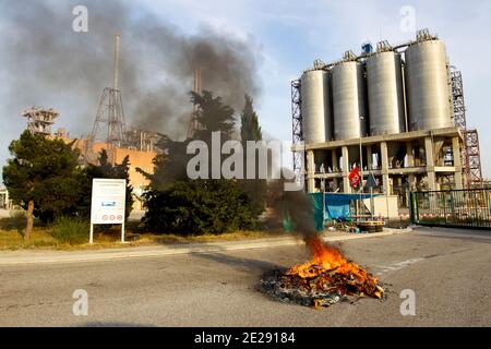 Des stipendations du complexe petrochimique de LyondellBasell bloquent les entrees du site a Berre l'Etang, Francia le 27 settembre 2011. Foto Patrice Coppee/ABACAPRESS.COM Foto Stock