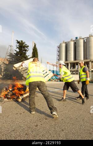 Des stipendations du complexe petrochimique de LyondellBasell bloquent les entrees du site a Berre l'Etang, Francia le 27 settembre 2011. Foto Patrice Coppee/ABACAPRESS.COM Foto Stock