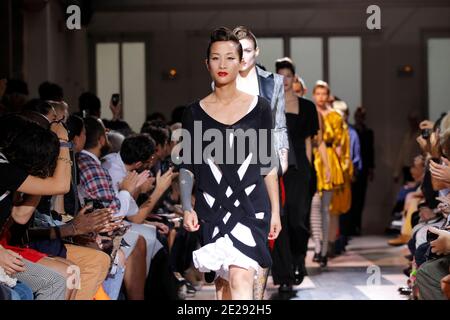 Un modello mostra una creazione di Limi Feu per la sua collezione Primavera-Estate 2012 Ready-to-Wear che si è tenuta a Parigi, Francia, il 28 settembre 2011. Foto di Alain Gil-Gonzalez/ABACAPRESS.COM Foto Stock