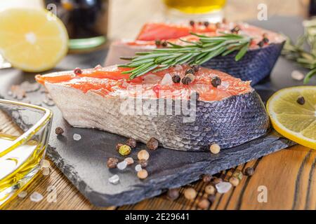 Bistecca di pesce rosso su un vassoio di pietra, preparazione del prodotto per la cottura. Prodotto naturale ed ecologico. Foto Stock