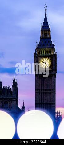 Una vista verticale della torre dell'orologio Big ben all'estremità nord del Palace of Westminster a Londra, Regno Unito Foto Stock