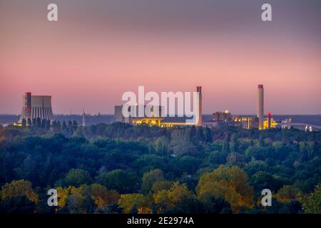 Kraftwerk Reuter West (li.) und Heizkraftwerk Reuter (re.), Siemensstadt, Spandau, Berlino, Germania Foto Stock