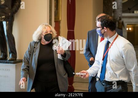 Washington, Stati Uniti d'America. 12 gennaio 2021. Il rappresentante degli Stati Uniti Zoe Lofgren (democratico della California) parla con i giornalisti al Campidoglio degli Stati Uniti a Washington, DC, martedì 12 gennaio 2021. Credit: Rod Lamkey/CNP | Usage worldwide Credit: dpa/Alamy Live News Foto Stock