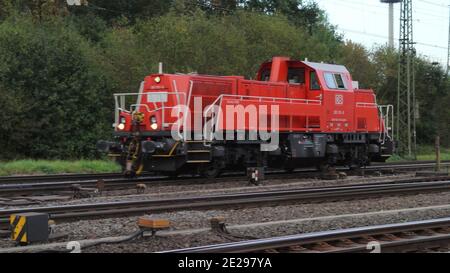 Una locomotiva idraulica diesel Deutsche Bahn (DB) Classe V 60 Voith Gravita 10 BB nel cantiere di marshalling ferroviario di Colonia-Gremberg, Germania, Europa. Foto Stock