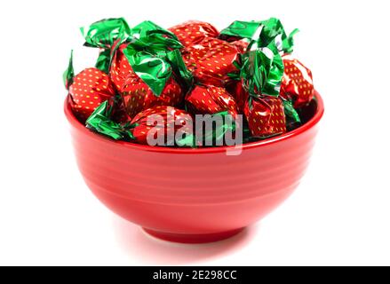 Caramella di fragola avvolta in un wrapper decorativo di foglio Foto Stock