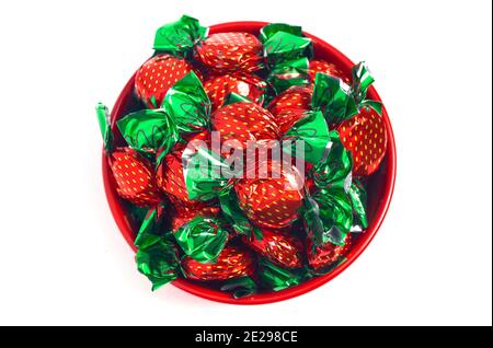 Caramella di fragola avvolta in un wrapper decorativo di foglio Foto Stock