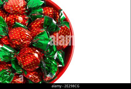 Caramella di fragola avvolta in un wrapper decorativo di foglio Foto Stock