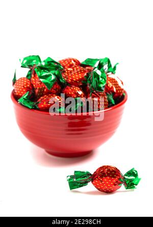 Caramella di fragola avvolta in un wrapper decorativo di foglio Foto Stock