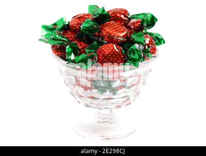 Caramella di fragola avvolta in un wrapper decorativo di foglio Foto Stock