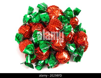 Caramella di fragola avvolta in un wrapper decorativo di foglio Foto Stock