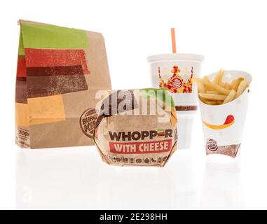 Winneconne, WI -12 gennaio 2021: Un pacchetto di Burger King Whopper pasto bibita patatine sacchetto su uno sfondo isolato. Foto Stock