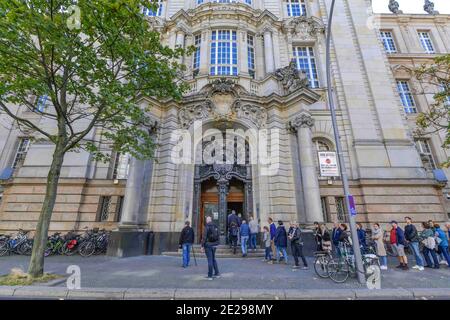 Besucher, Schlange, Tag der offenen Tür am 21.09.2019, Kriminalgericht Moabit, Turmstraße, Moabit, Mitte, Berlino, Deutschland Foto Stock