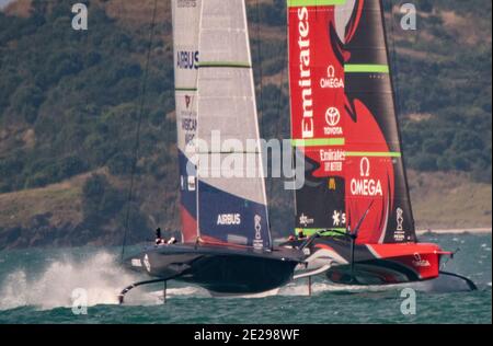 Auckland, New Zealand, 12 gennaio 2021 - New York Yacht Club American Magic, skipped by Terry Hutchinson, si prepara a fare il passo davanti all'Emirates Team New Zealand, skipped by Peter Burling, durante una gara di prove sul porto di Waitemata in vista della gara della Prada Cup a partire dal 15 gennaio 2021 credito: Rob Taggart/Alamy Live News Foto Stock