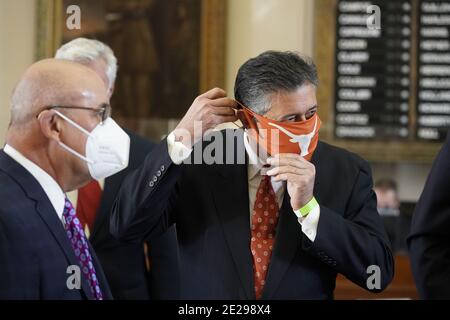 Austin, Texas, Stati Uniti. 12 gennaio 2021. Austin, Texas 12 gennaio 2021: IL Rep. Di Stato RICHARD RAYMOND (D-Laredo) si accoccola con la sua maschera mentre i legislatori si salutano a vicenda sul pavimento della Texas House prima dell'apertura della 87a sessione. Credit: Bob Daemmrich/ZUMA Wire/Alamy Live News Foto Stock