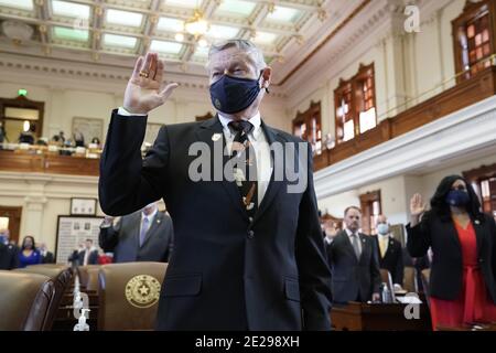 Austin, Texas, Stati Uniti. 12 gennaio 2021. Austin, Texas 12 gennaio 2021: Il Rep. CHARLES DOC ANDERSON (R-Waco) recita il giuramento d'ufficio come 87a sessione inizia nella Texas House. I legislatori stanno affrontando un enorme deficit a causa della pandemia del coronavirus. Credit: Bob Daemmrich/ZUMA Wire/Alamy Live News Foto Stock