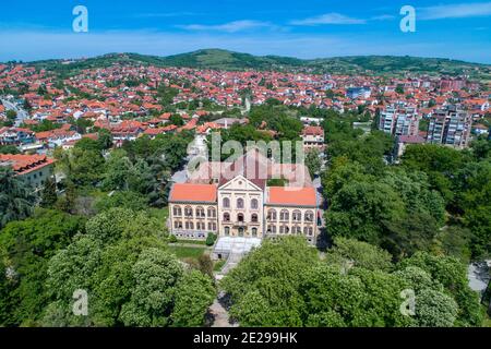 Veduta aerea di Arandjelovac, parco e castello nella città di Sumadija, Serbia centrale Foto Stock