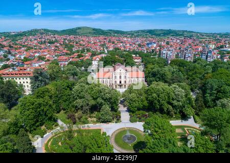 Veduta aerea di Arandjelovac, parco e castello nella città di Sumadija, Serbia centrale Foto Stock