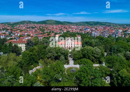 Veduta aerea di Arandjelovac, parco e castello nella città di Sumadija, Serbia centrale Foto Stock