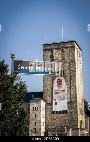 POZNAN, POLONIA - 28 settembre 2017: Alta torre con orologio dello storico edificio imperiale castello Foto Stock