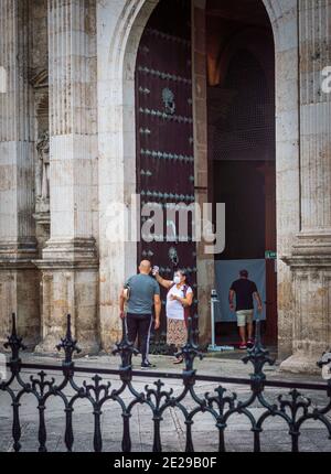 Nuovo Messico normale, ingresso della Cattedrale di Merida, Yucatan. Gel igienizzante e screening della temperatura durante il Pandemic di Covid. Foto Stock