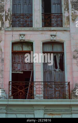 Finestre di un edificio abbandonato in stile coloniale francese nel centro di Merida, Yucatan, Messico Foto Stock