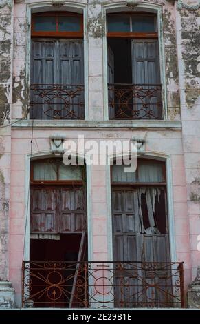 Finestre di un edificio abbandonato in stile coloniale francese nel centro di Merida, Yucatan, Messico Foto Stock