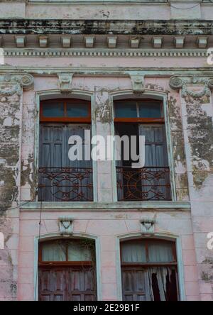 Finestre di un edificio abbandonato in stile coloniale francese nel centro di Merida, Yucatan, Messico Foto Stock