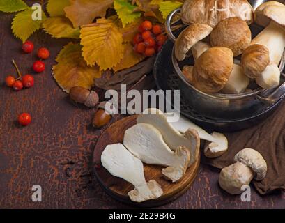 Fungo Boletus edulis su sfondo di legno. Cucina delizioso fungo biologico. Foto Stock