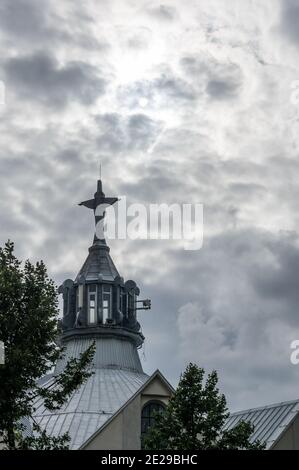 POZ, POLONIA - 12 agosto 2017: Cima della chiesa di stare Zegrze con croce in una giornata nuvolosa Foto Stock