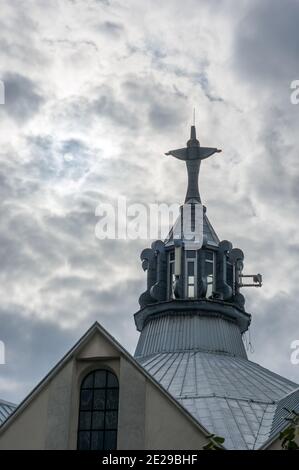 POZNAN, POLONIA - 12 agosto 2017: Cima della chiesa di stare Zegrze con croce in un giorno nuvoloso Foto Stock