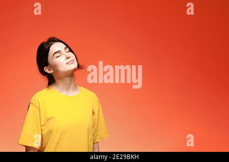 Sognare giovane donna con occhi chiusi Foto Stock