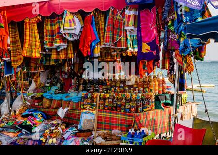 Guadalupa, Francia - 10 febbraio 2020: Mercato turistico tipico della Guadalupa che vende bevande tradizionali, spezie e altri prodotti. Foto Stock