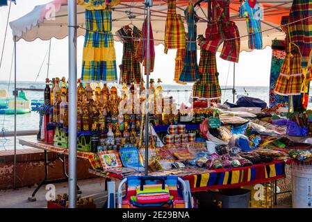 Guadalupa, Francia - 10 febbraio 2020: Mercato turistico tipico della Guadalupa che vende bevande tradizionali, spezie e altri prodotti. Foto Stock