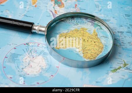 Bangkok, Thailandia - 01 agosto 2020 Australia, lente d'ingrandimento primo piano con la colorata mappa del mondo Foto Stock