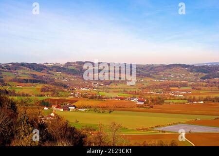 Vista dalle rovine del castello di Schaunberg nel quartiere Hartkirchen Dell'Austria superiore Foto Stock