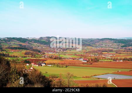 Vista dalle rovine del castello di Schaunberg nel quartiere Hartkirchen Dell'Austria superiore Foto Stock
