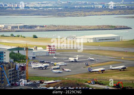 Reykjavik, Islanda - 20 giugno 2019 - la vista aerea dell'aeroporto dalla baia Foto Stock