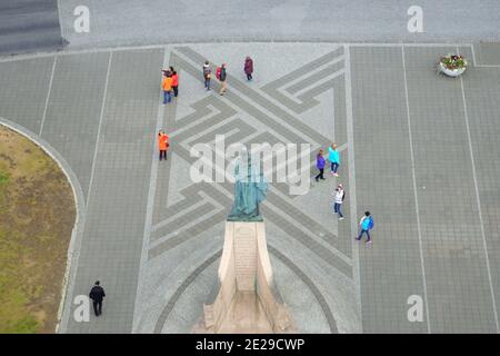 Reykjavik, Islanda - 20 giugno 2019 - la vista aerea dei visitatori intorno alla statua di Leifur Eiríkssonin davanti a Hallgrimskirkjachurch Foto Stock