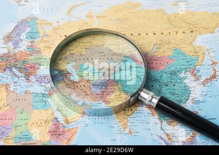 Bangkok, Thailandia - 01 agosto 2020 Europa, lente d'ingrandimento primo piano con colorata mappa del mondo, lente d'ingrandimento primo piano con colorata mappa del mondo Foto Stock