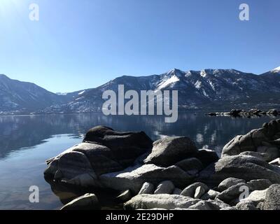 Saltare le rocce sul lago Kootenay Foto Stock